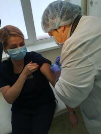 Главный врач личным примером о пользе вакцинации!